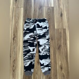 Under Armour youth boys joggers size large loose